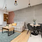 Apartmán Przy Rzece Dla 2 Osob Z Parkingiem I Klimatyzacja W Warszawie By Renters *